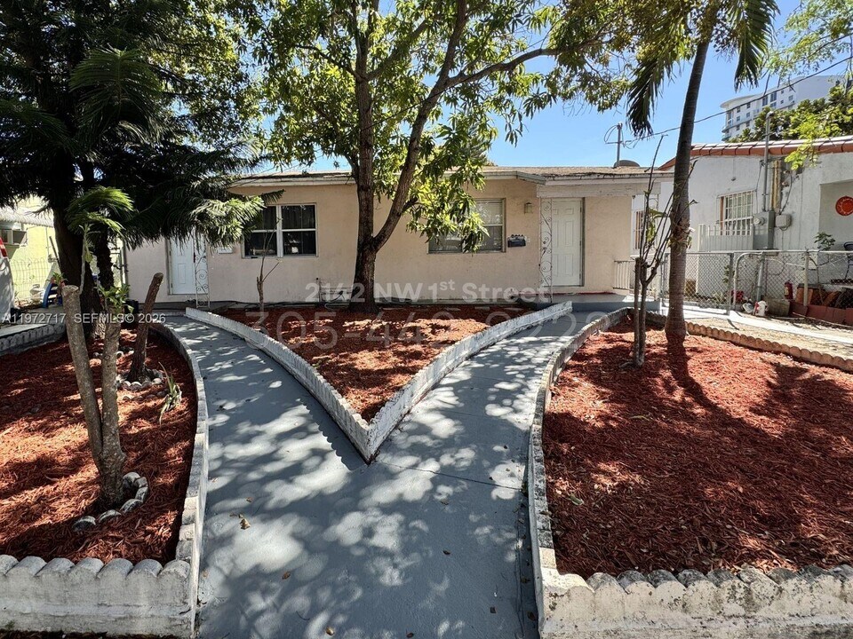 2142 NW 1st St in Miami, FL - Building Photo