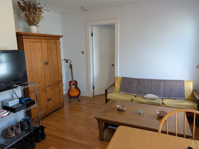 36R Otis St, Unit 2 in Somerville, MA - Foto de edificio - Building Photo