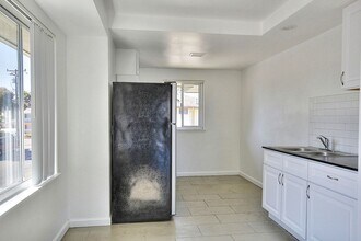 6696 Del Playa Dr in Isla Vista, CA - Building Photo - Building Photo