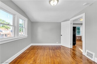 7605 Deerfield Dr in Parma, OH - Building Photo - Building Photo