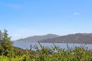 325 Vía La Cumbre in Greenbrae, CA - Building Photo