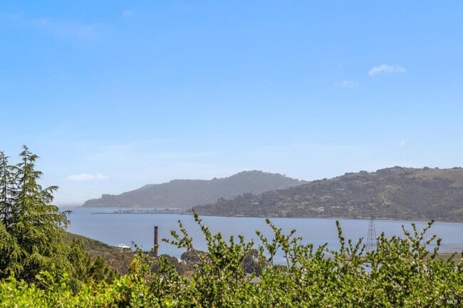 property at 325 Vía La Cumbre