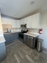 320 W 4th St, Unit 101 in Cedar Falls, IA - Building Photo - Building Photo