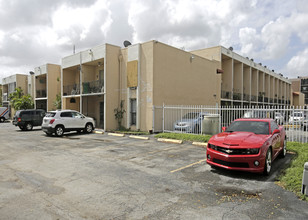 Bella Villas in Hialeah, FL - Building Photo - Building Photo