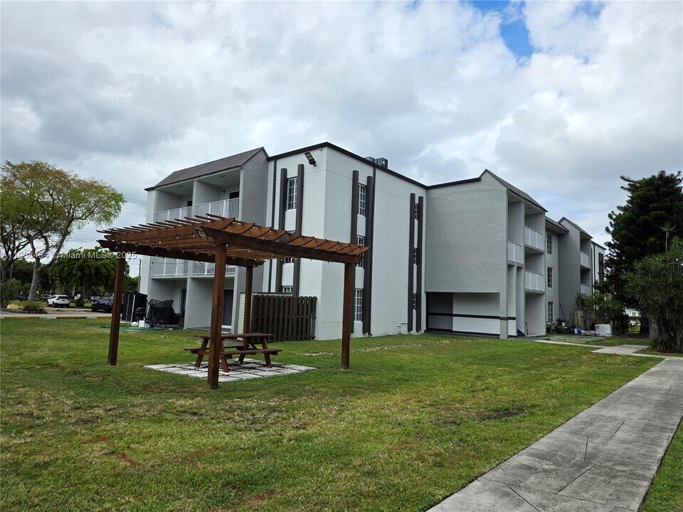 4810 NW 79th Ave in Doral, FL - Building Photo