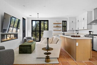 2701 Bumble Bee Dr in Spicewood, TX - Foto de edificio - Building Photo