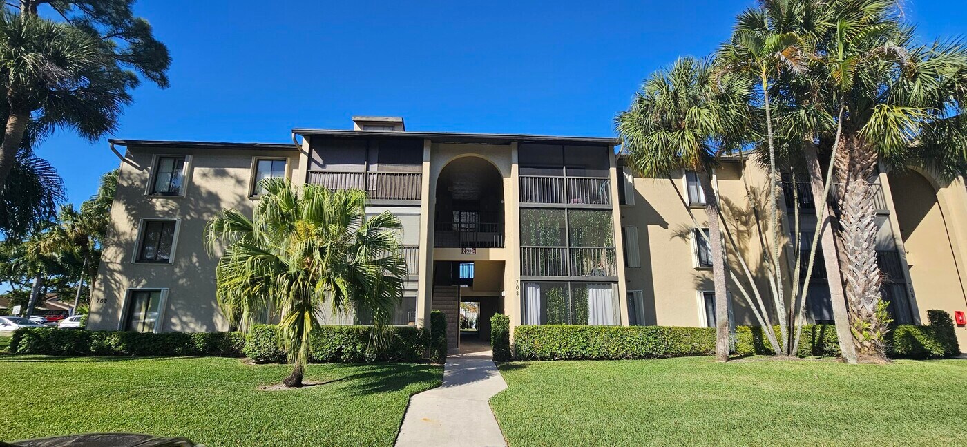 708 Sunny Pine Way in Greenacres, FL - Foto de edificio