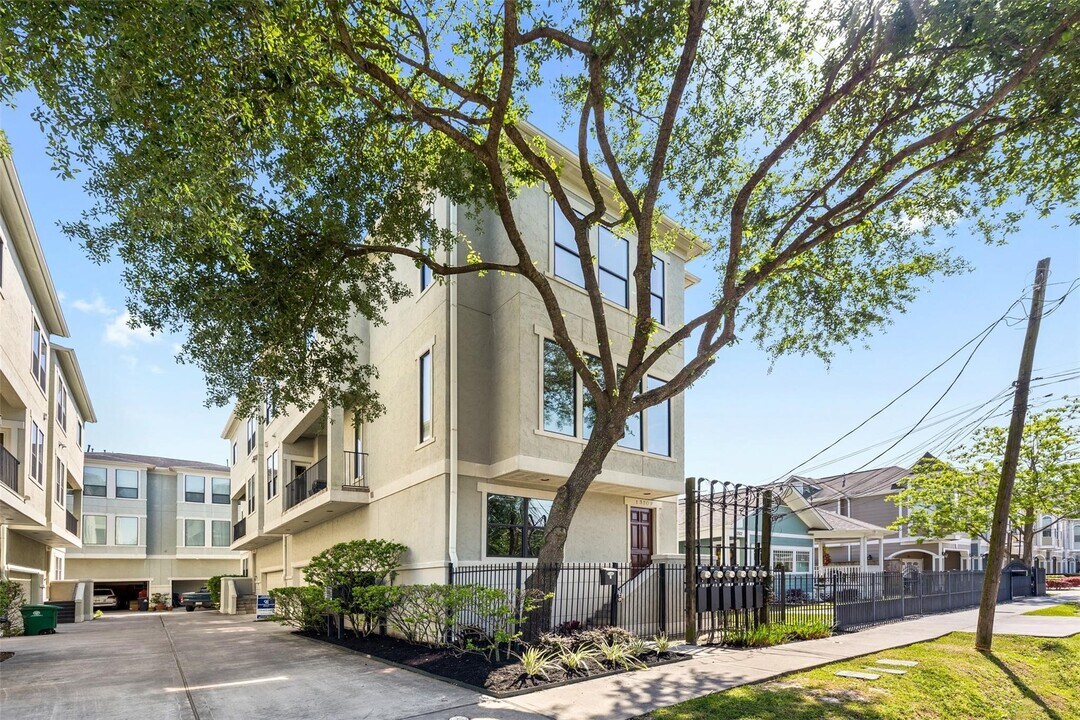 1320 W 25th St in Houston, TX - Building Photo