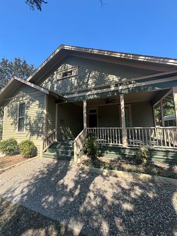 908 N Gaines St in Ennis, TX - Building Photo - Building Photo