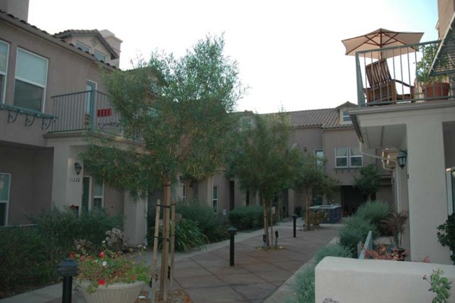 Chapel Lane Courtyards in Ventura, CA - Foto de edificio - Building Photo