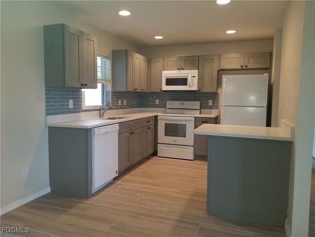 914 Santa Barbara Blvd in Cape Coral, FL - Building Photo - Building Photo