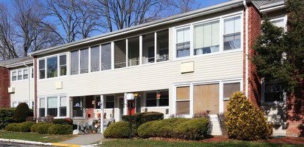 Eden Roc Apartments in Poughkeepsie, NY - Building Photo - Building Photo