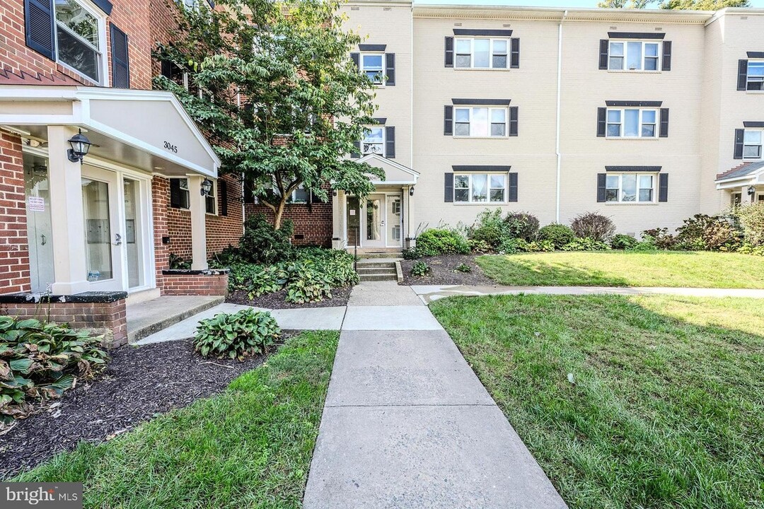 3047 Patrick Henry Dr in Falls Church, VA - Building Photo