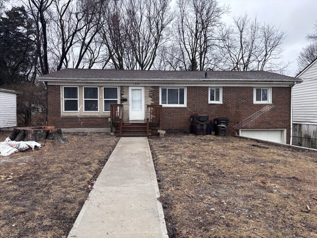 property at 1439 E Fairoaks Ave