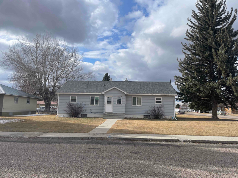 104 8th Ave SW in Choteau, MT - Building Photo