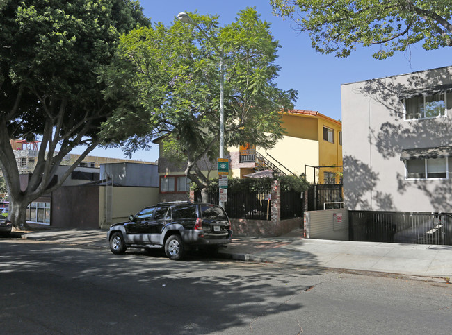 1111 N Flores St in West Hollywood, CA - Building Photo - Building Photo