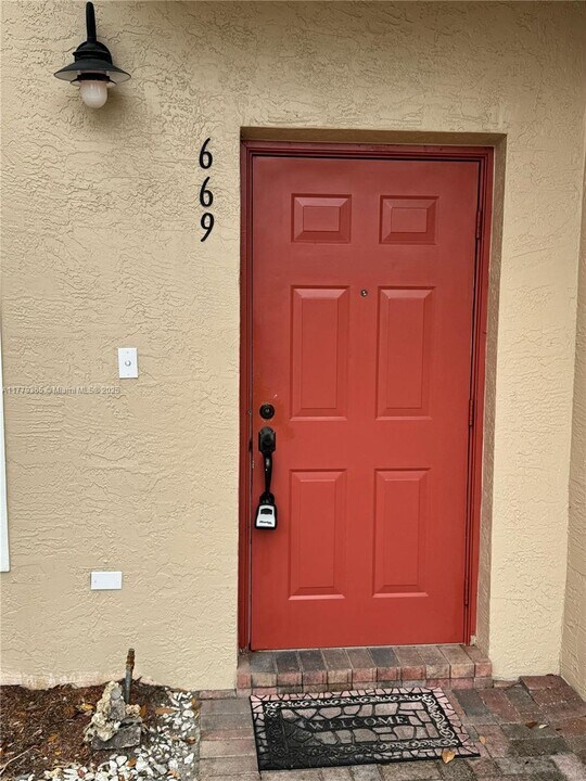 669 NW 42nd Ave in Plantation, FL - Building Photo