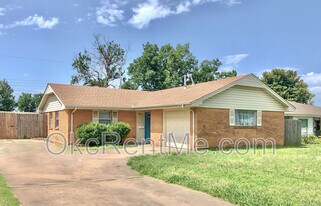 126 NE 11th St in Moore, OK - Building Photo