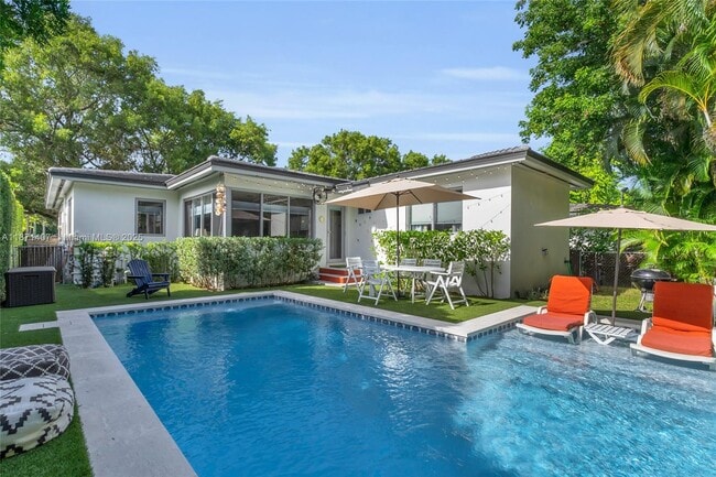 415 Velarde Ave in Coral Gables, FL - Foto de edificio - Building Photo