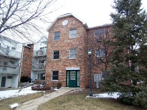 4314 W Shamrock Ln, Unit 3D in McHenry, IL - Building Photo