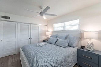 6020 Midnight Pass Rd in Sarasota, FL - Building Photo - Building Photo