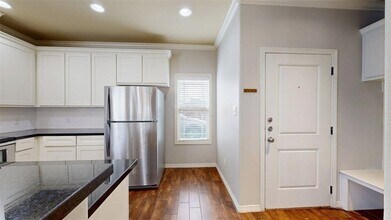 106 Richards St, Unit 301 in College Station, TX - Building Photo - Building Photo