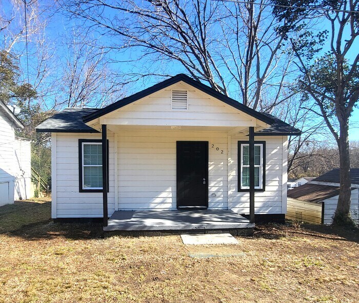 202 Thomas Ln in Lancaster, SC - Building Photo