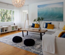 750 NE 120th St in Biscayne Park, FL - Foto de edificio - Building Photo