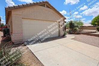 6437 W Saddlehorn Rd in Phoenix, AZ - Building Photo - Building Photo