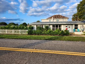 305 3rd St in Lake Park, FL - Building Photo