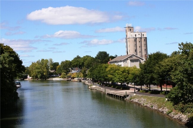 460 Stone Rd in Pittsford, NY - Foto de edificio - Building Photo