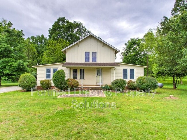7507 Greenlawn Dr in Summerfield, NC - Building Photo - Building Photo