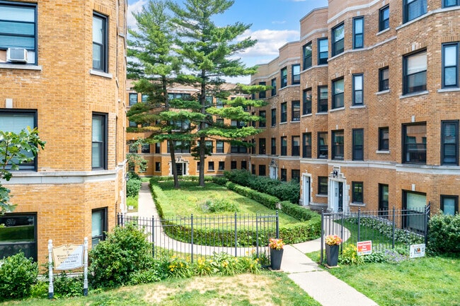 Renovated Units Blocks From The Lake in Evanston, IL - Foto de edificio - Building Photo