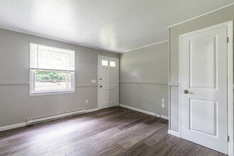 Renwood Apartments in Mansfield, CT - Building Photo - Interior Photo