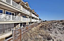 1051 Oceanfront in Long Beach, NY - Foto de edificio