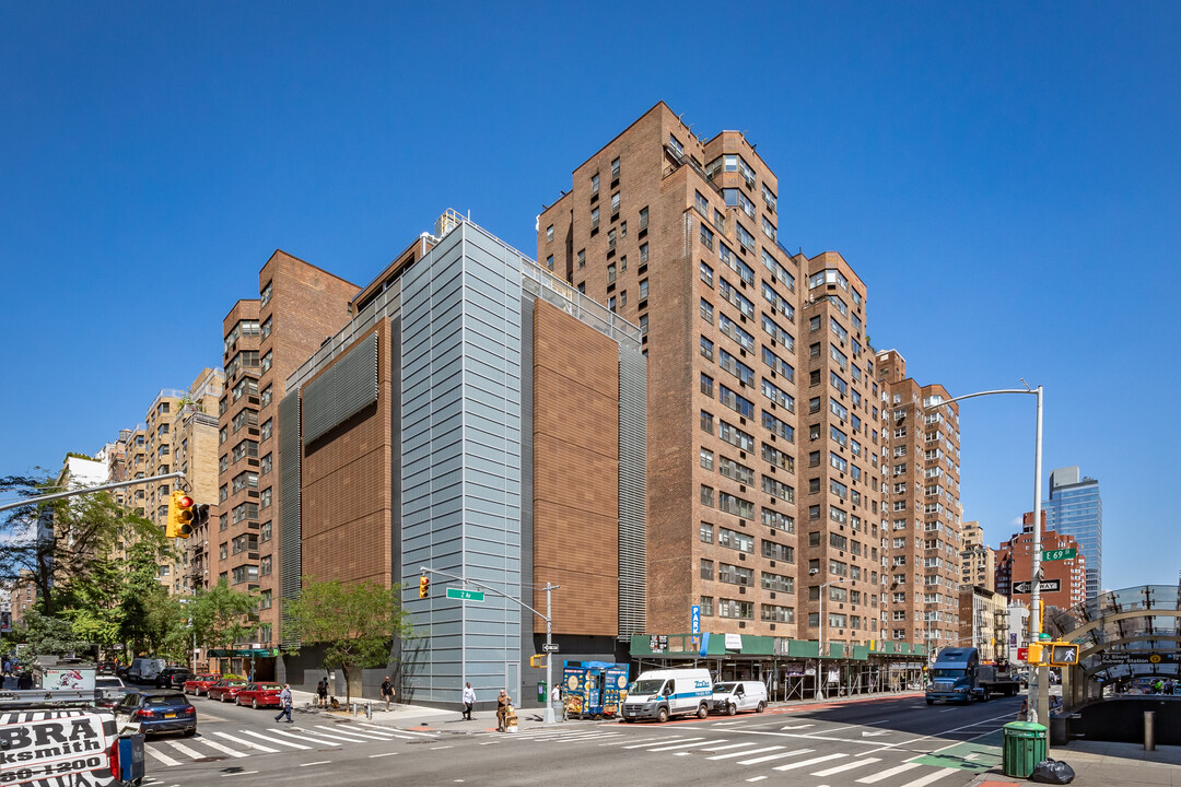 233 E 69th St in New York, NY - Building Photo