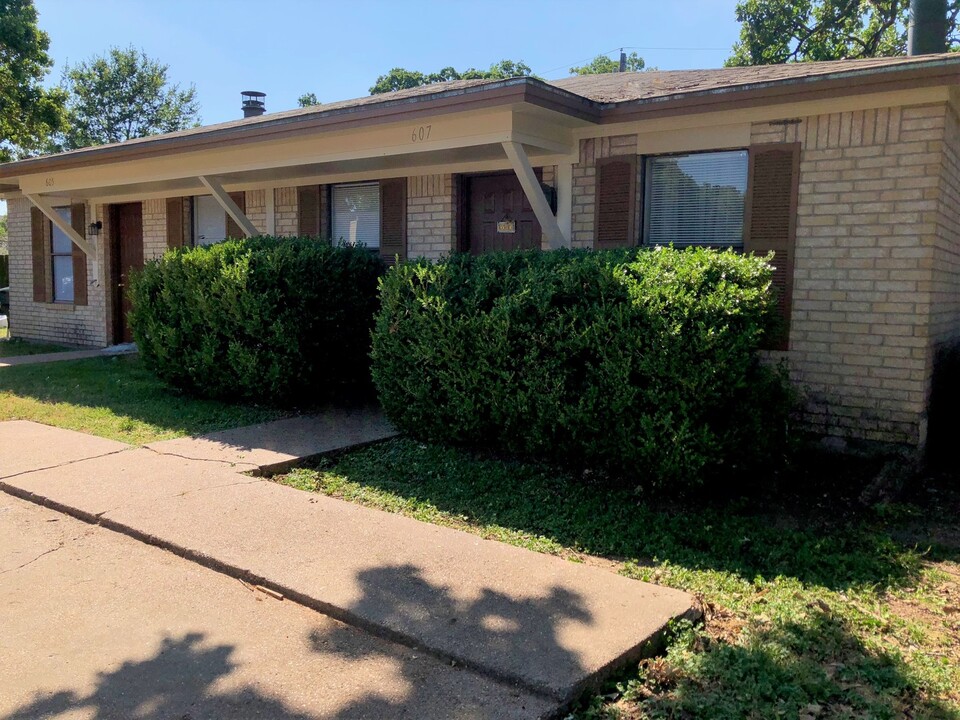 607 San Benito Ct in College Station, TX - Foto de edificio