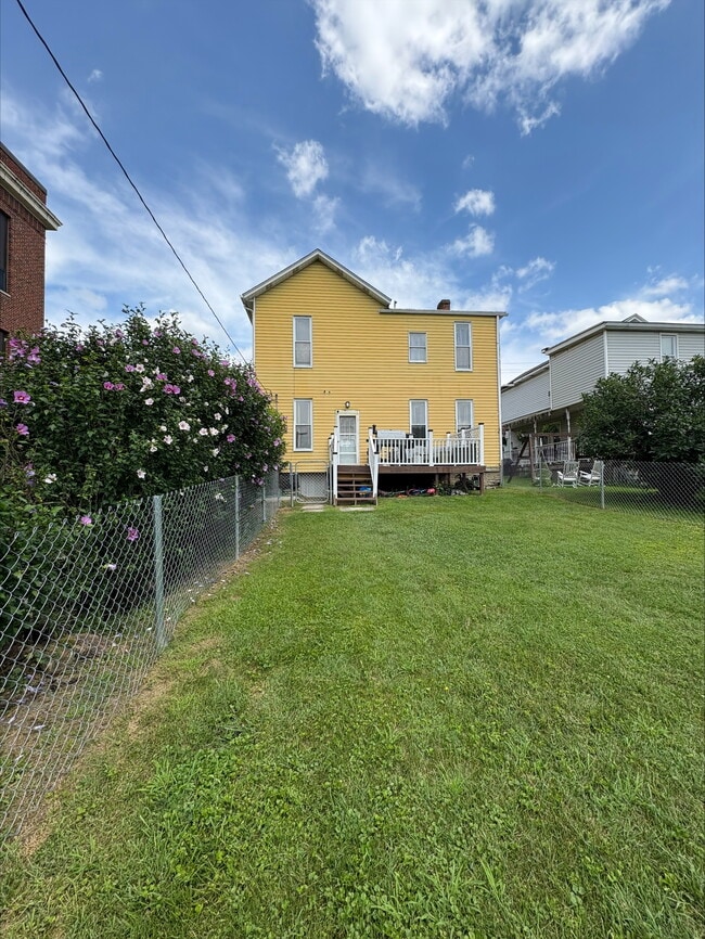 158 E Lincoln St in Waynesburg, PA - Building Photo - Building Photo