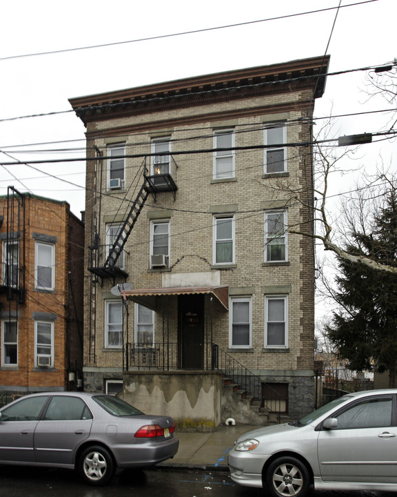 110 Lake St in Jersey City, NJ - Building Photo