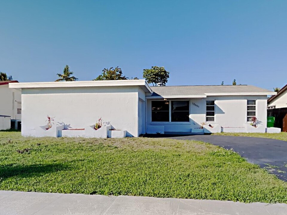 10651 NW 28th St in Sunrise, FL - Building Photo