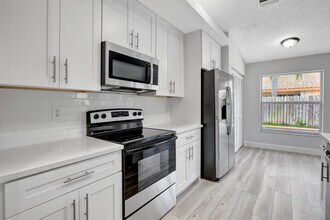 5200 NW 66th Ave in Lauderhill, FL - Foto de edificio - Building Photo