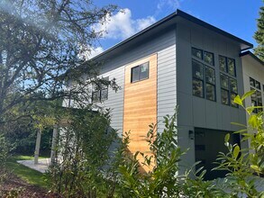 21112 Locust Way in Lynnwood, WA - Foto de edificio - Building Photo