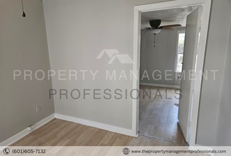 1025 Combs St in Jackson, MS - Building Photo - Building Photo