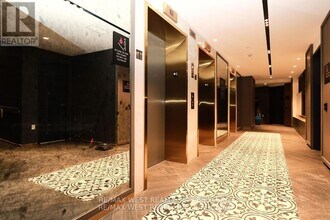 395 Dundas St W in Oakville, ON - Building Photo - Building Photo