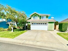 585 Boysenberry Way in Oceanside, CA - Building Photo