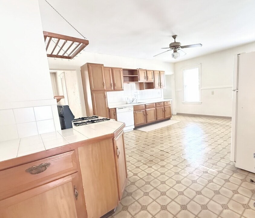 33 Cook St in Newton, MA - Building Photo