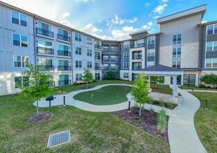 The Heights at 8721 in Austin, TX - Foto de edificio - Building Photo