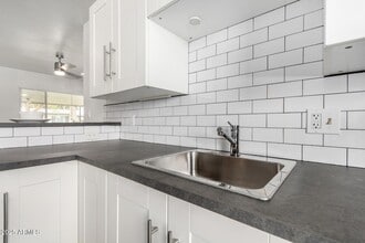749 E Montebello Ave, Unit 228 in Phoenix, AZ - Building Photo - Building Photo