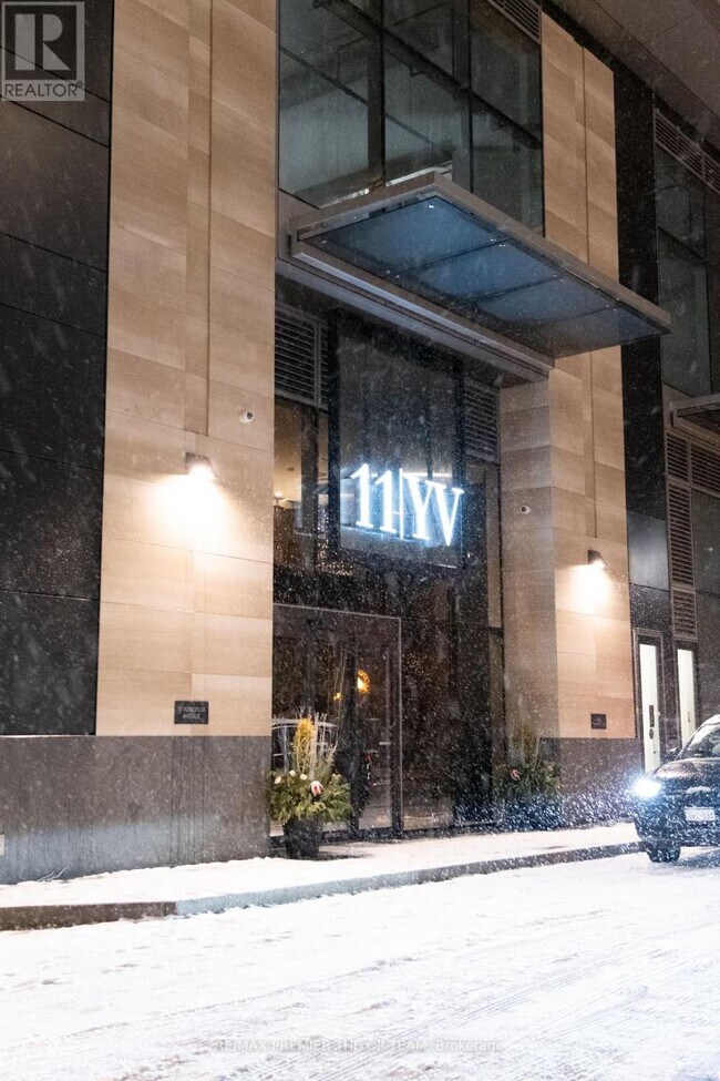 11 Yorkville Ave in Toronto, ON - Building Photo - Building Photo