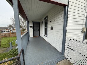 1321 SE Mill St in Roseburg, OR - Building Photo - Building Photo